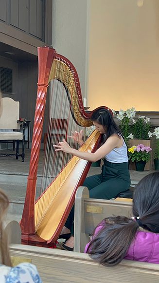 Li Shan Tan giving a performance